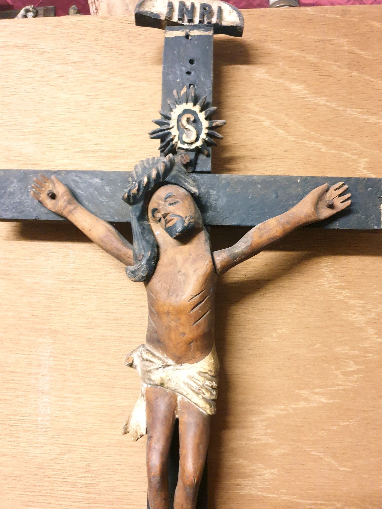 Antigo crucifixo popular em madeira esculpida do Sec. XIX