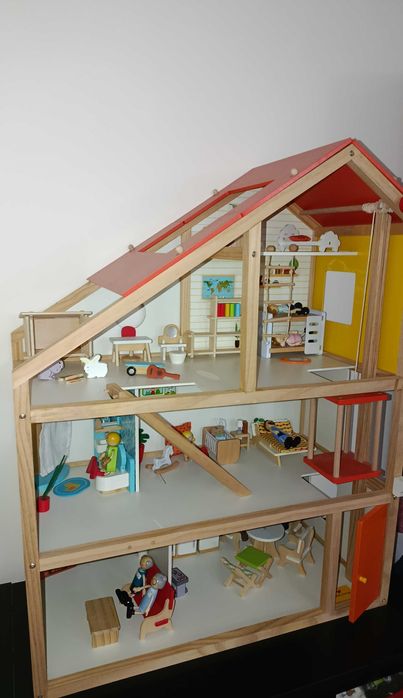 Casinha de bonecas em madeira com acessórios