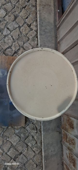 Antigo banco em metal