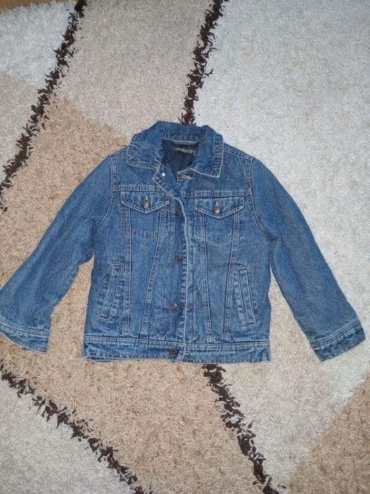 Джинсова куртка на хлопчика.