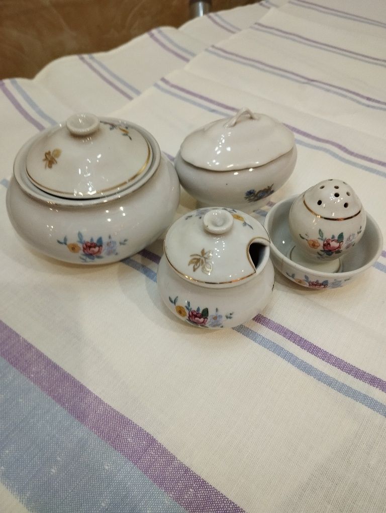Чашки, чайник заварник, набор для соусов - предметы сервировки