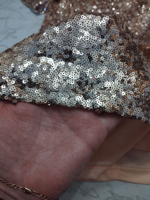 Святкова сукня з пайєтками