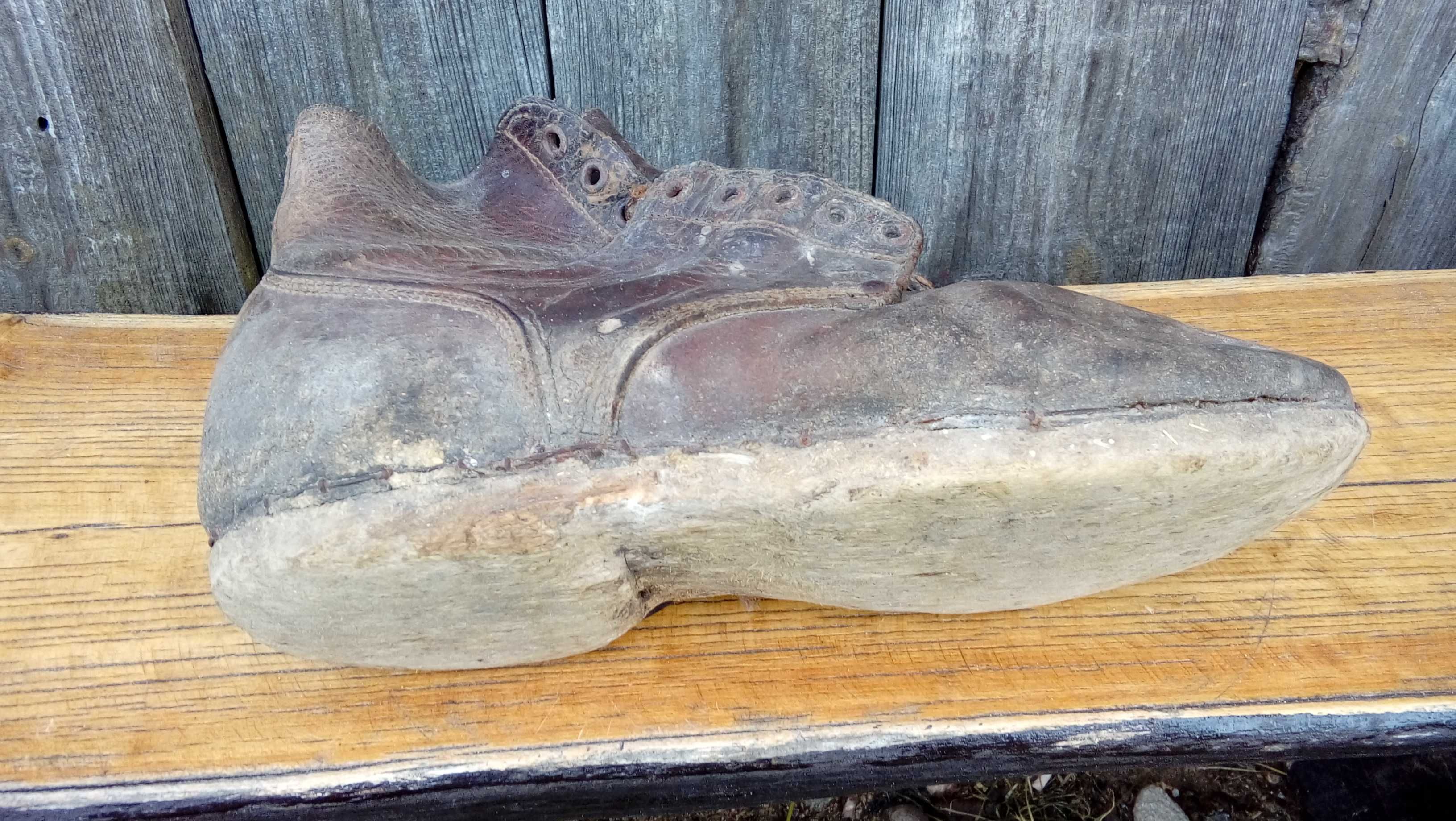 Stary, ponad 100 letni but z drewnianą podeszwą