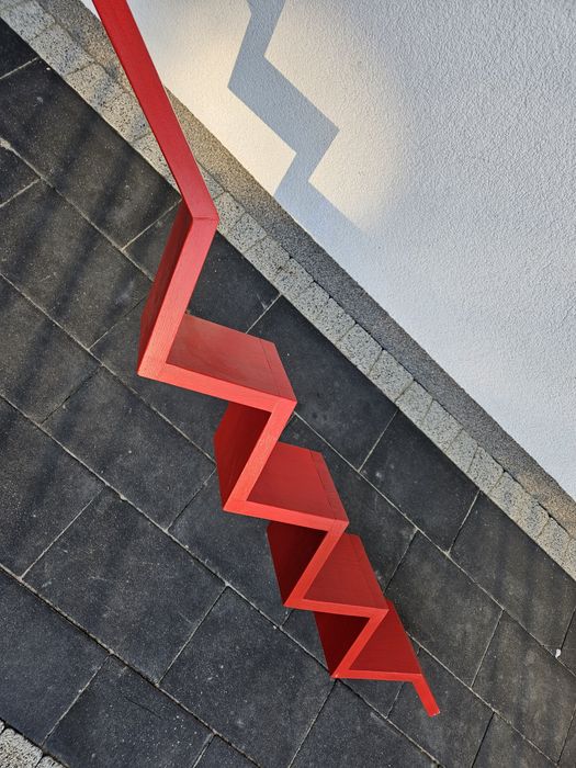 Drewniana półka z niewidocznym montażem