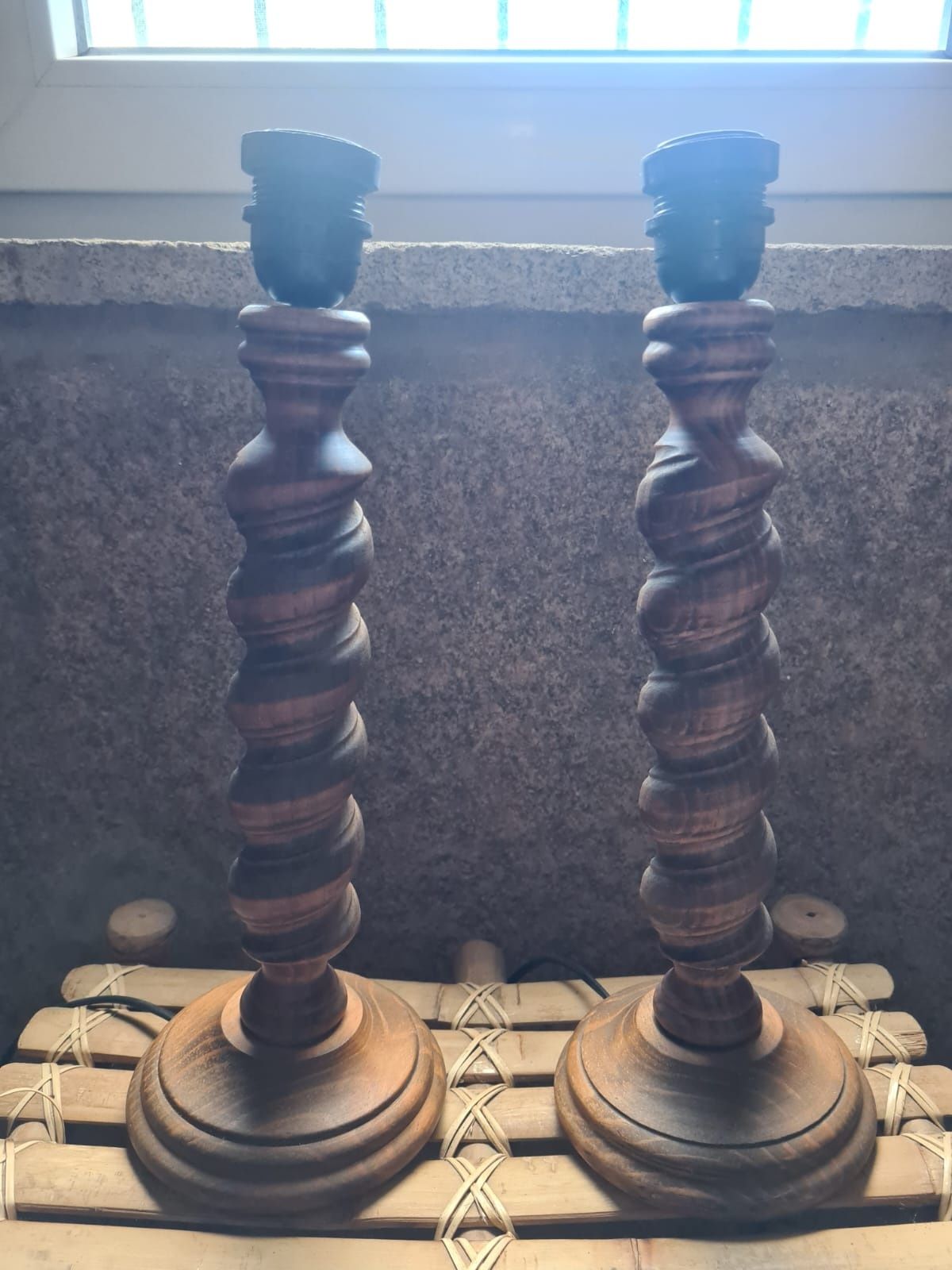 2 candeeiros em madeira