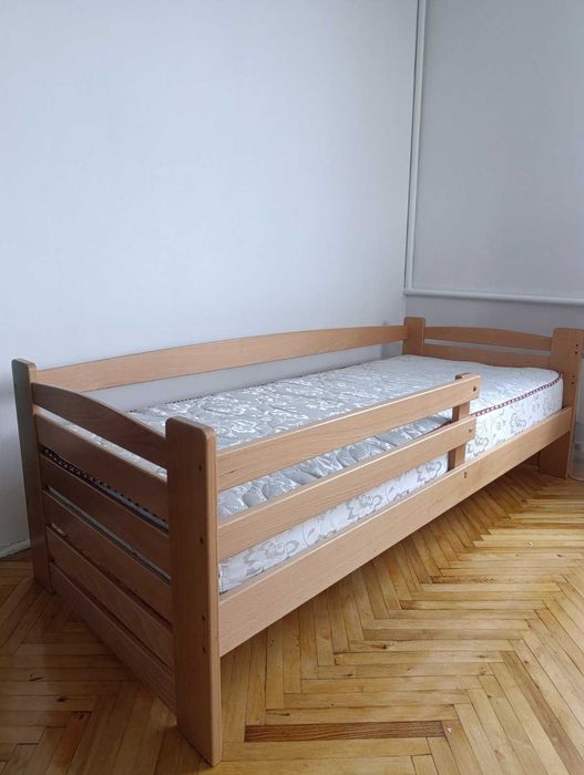 Дерев'яне ліжко з буку в ідеальному стані + матрац.