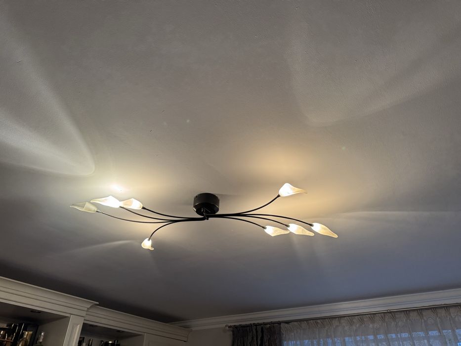 Продаються люстри