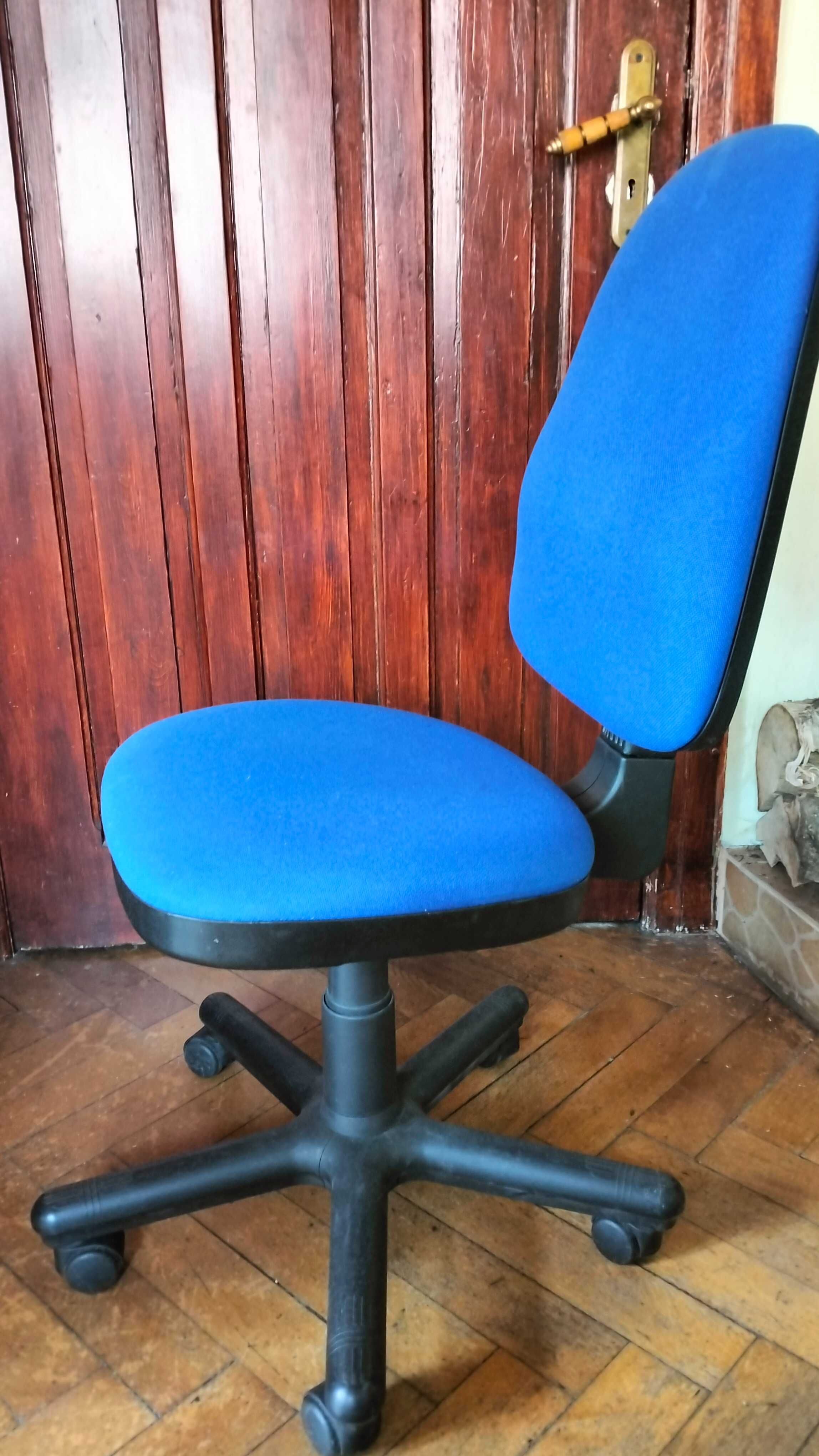 Niebieski fotel biurowy