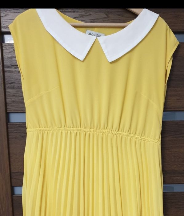 Żółta plisowana sukienka koktailowa z białym kołnierzykiem na wesele,k