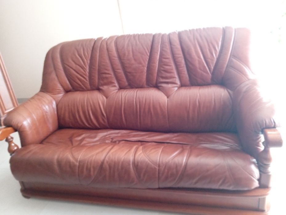 Conjunto de sofá e dois cadeirões em pele