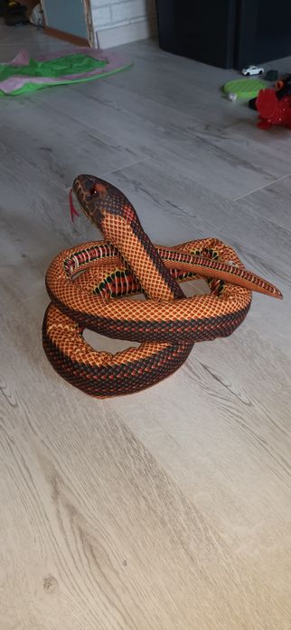 Pluszowy wąż ma około 2 metry