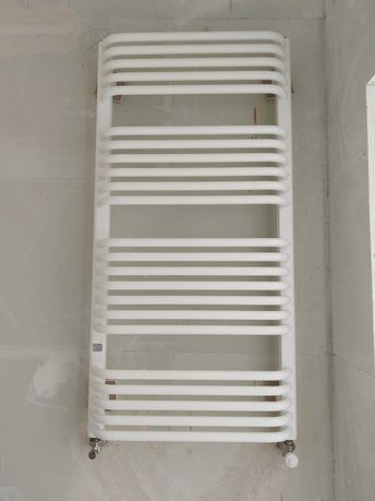 Grzejnik łazienkowy Zehnder stan deweloperski 108 x 55 x 13 cm