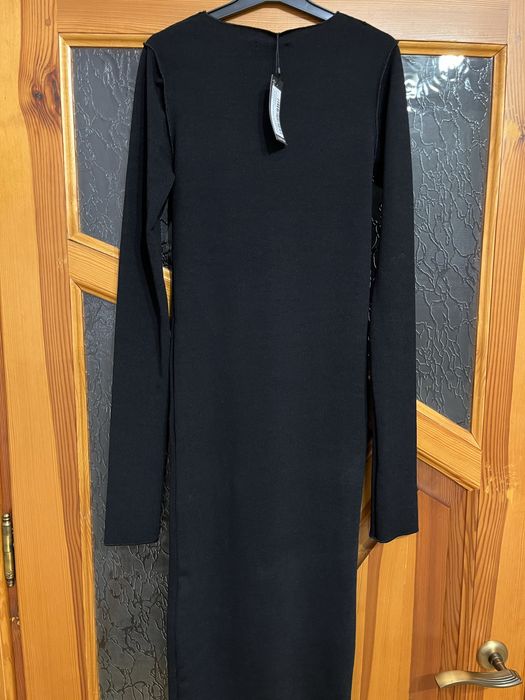 Чорне приталене плаття в рубчик бренду Boohoo, розмір xs,34-36