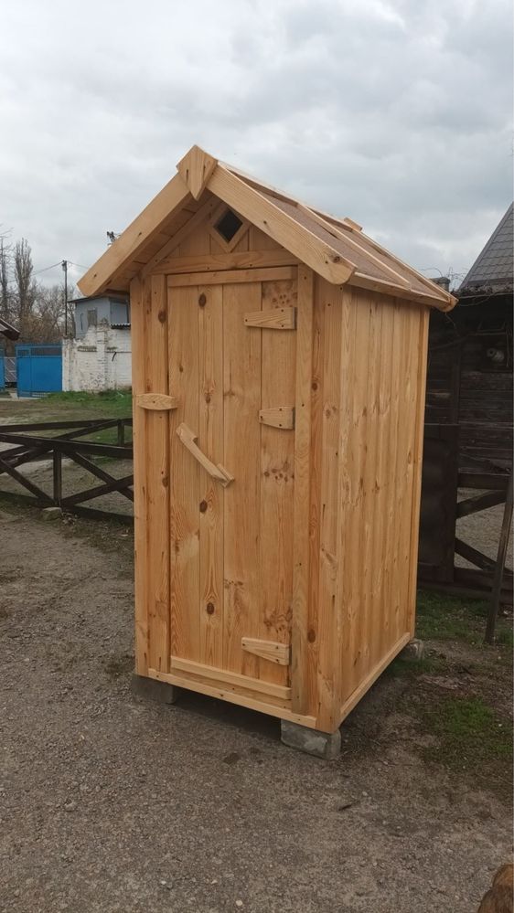 Дерев’яний туалет на ділянку — є в наявності та під замовлення