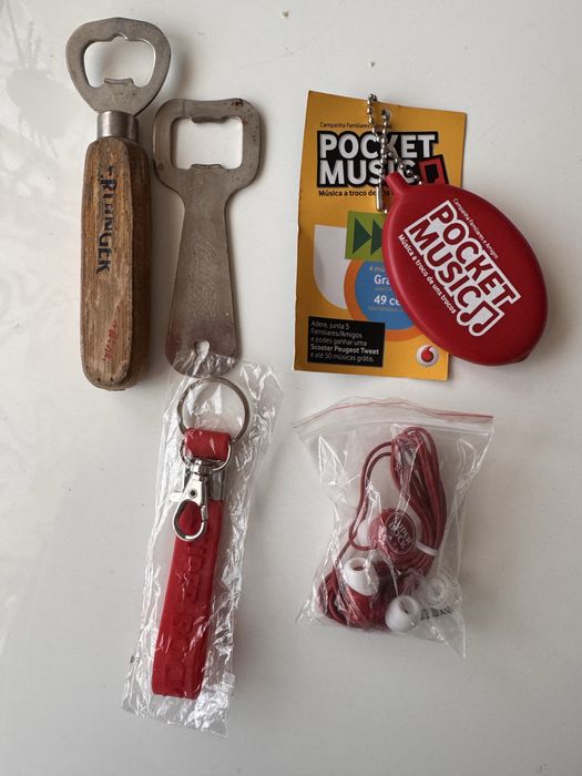 Merchandising abre capsulas coke auriculares super bock porta chaves