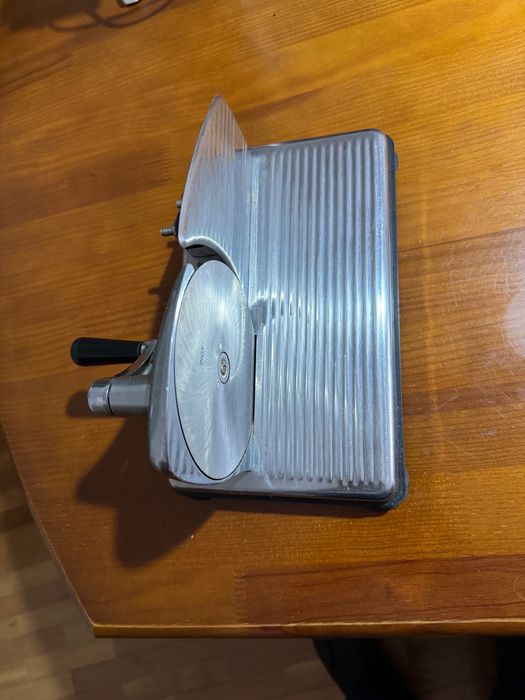 Máquina de fatiar fiambre e afiador de facas