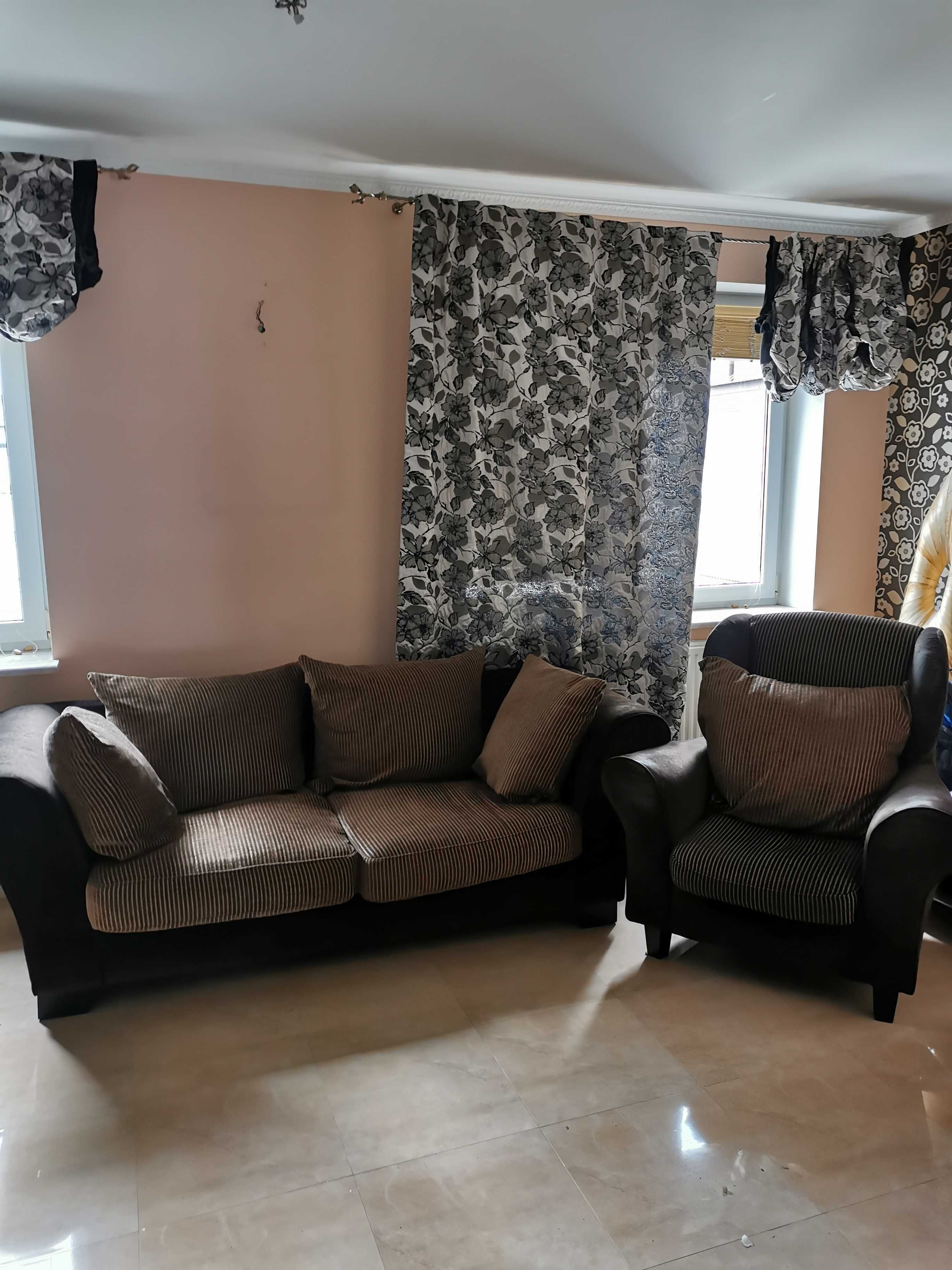 Zestaw mebli do salonu – sofa z poduchami i fotel