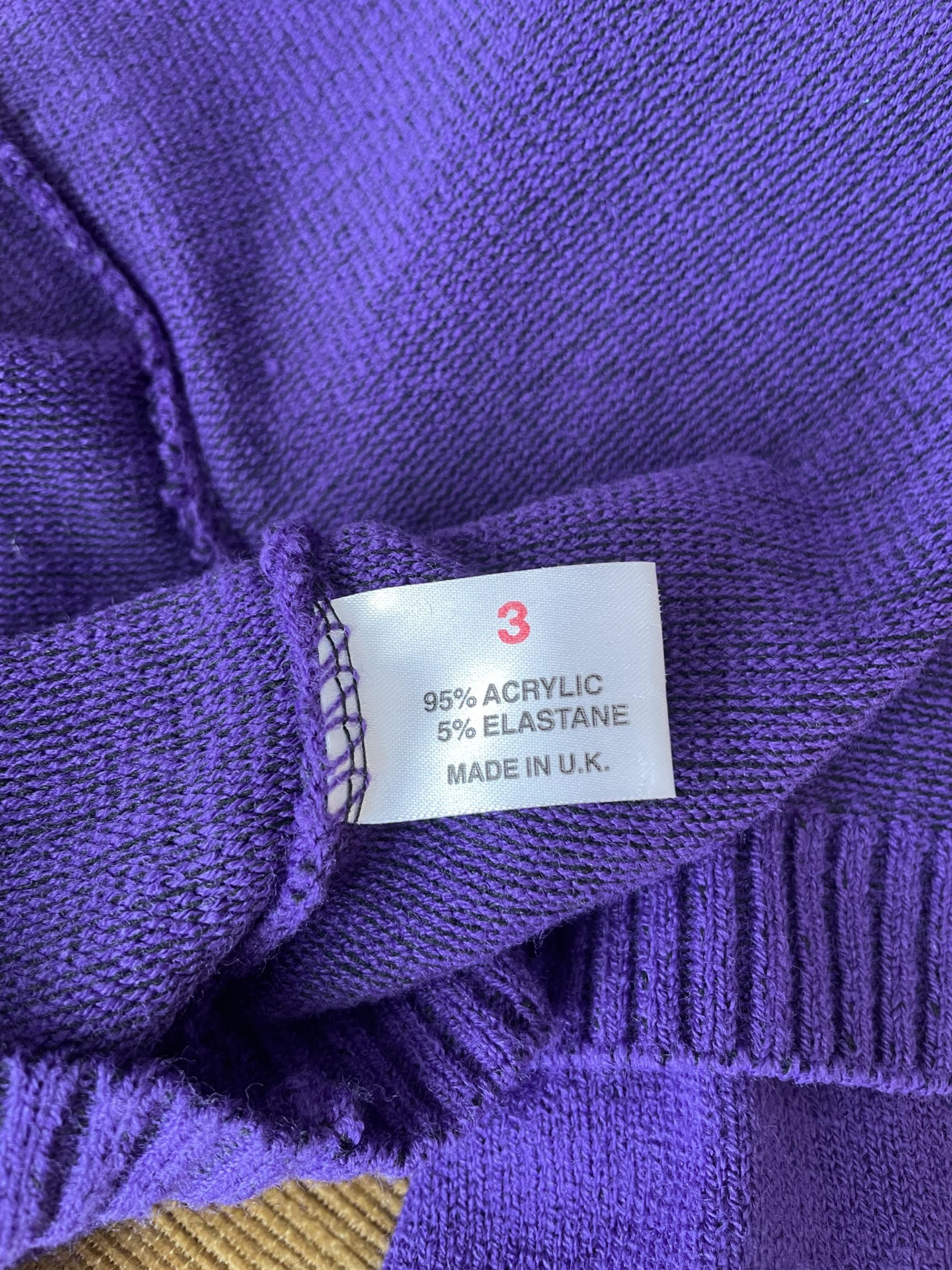 Fioletowy sweter z ozdobnymi haftami przy dekolcie 40