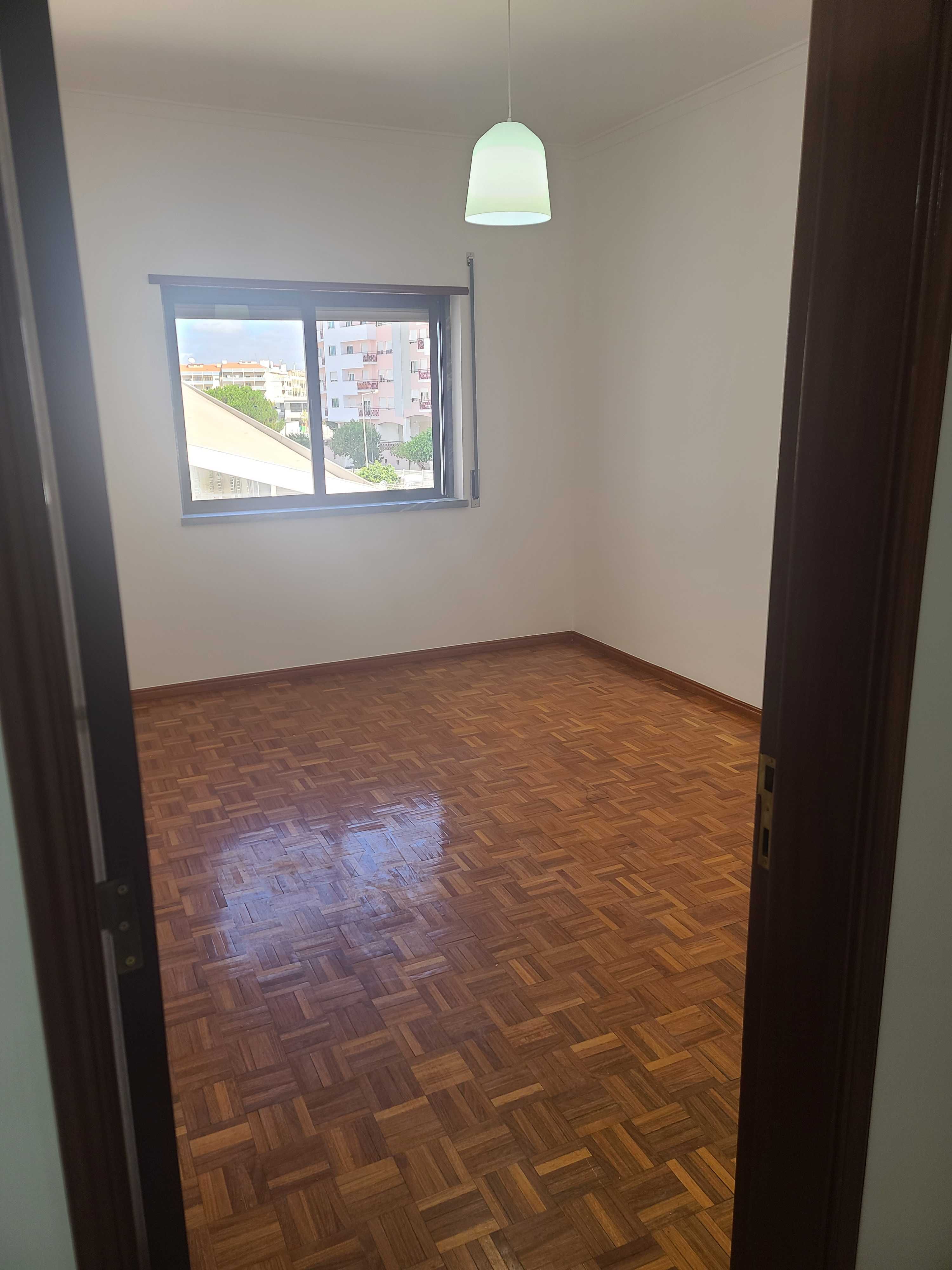 Arrenda-se / Aluga-se  apartamento T2 situado no Laranjeiro - Almada