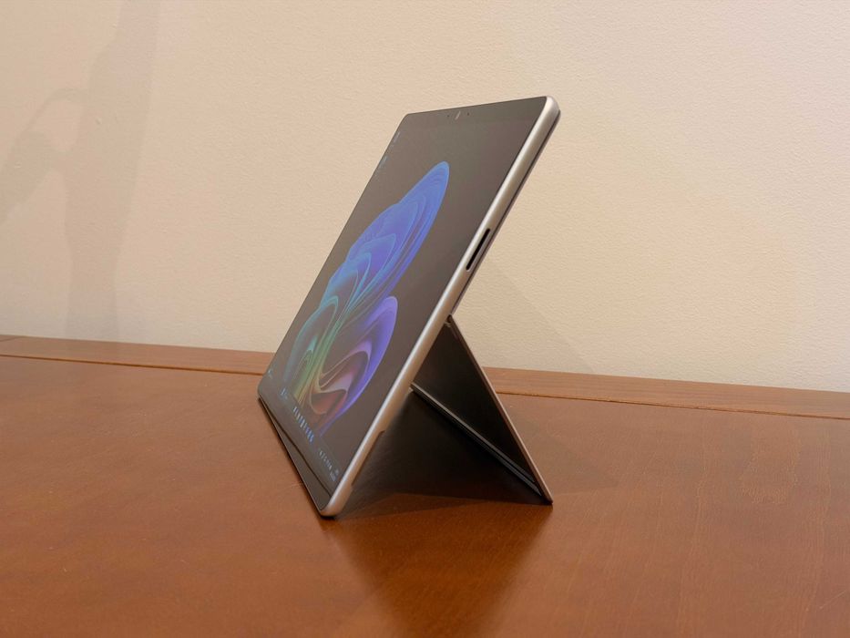 Microsoft Surface Pro 11 (Edycja 11, X Plus) 16 GB RAM, 256 GB SSD +