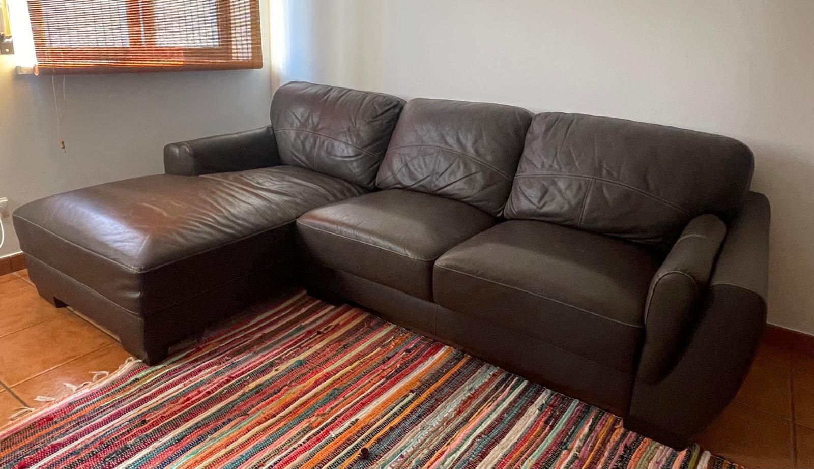 Sofá de pele castanho, com chaise long.