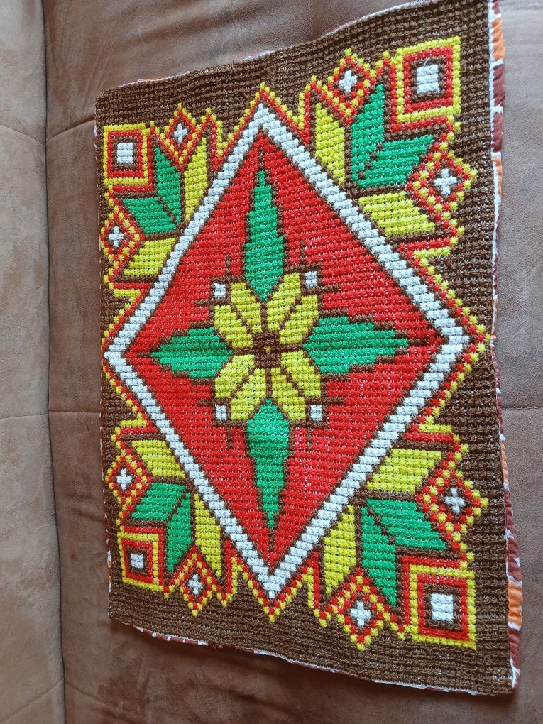 Poduszka hand made haft krzyżykowy