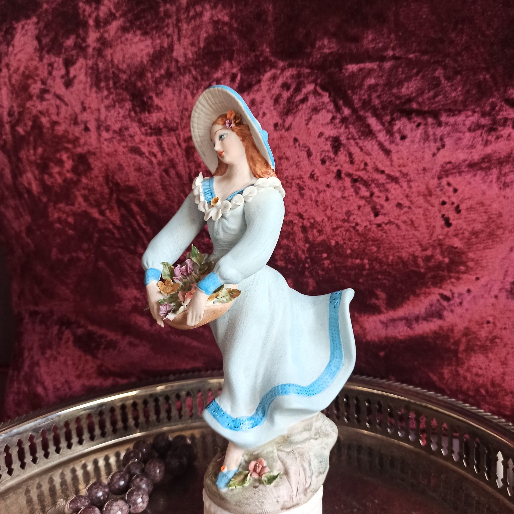 Figurka porcelanowa dziewczyna z kwiatami vintage