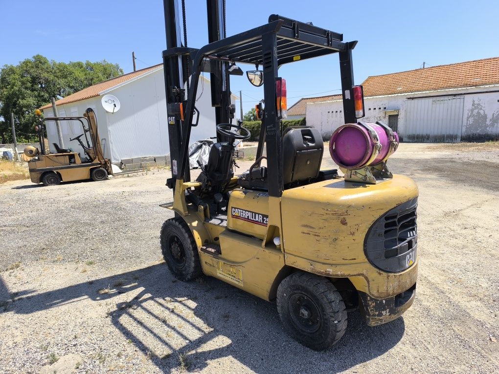 Empilhador caterpillar gas triplex com deslocação lateral