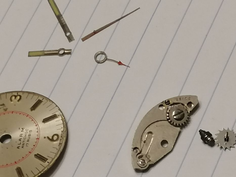 Alfinete gravata prata dourada