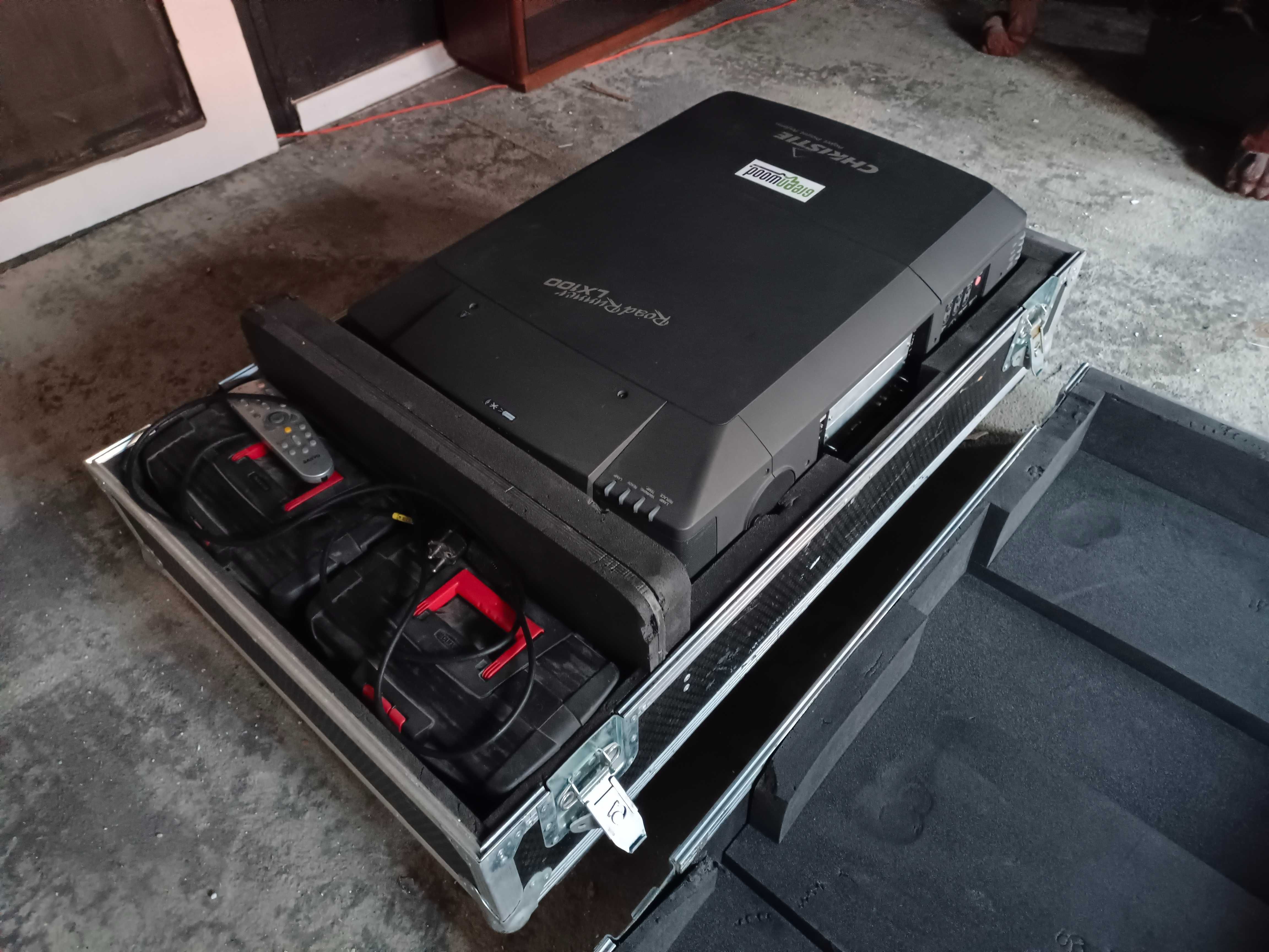 Projektor Christie LX100 (Sanyo XF45). Mapping Eventy Kino plenerowe