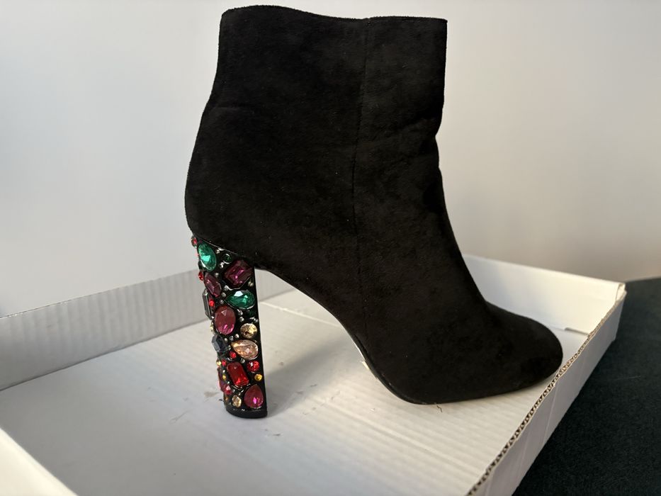Botki damskie z ozdobnymi obcasami