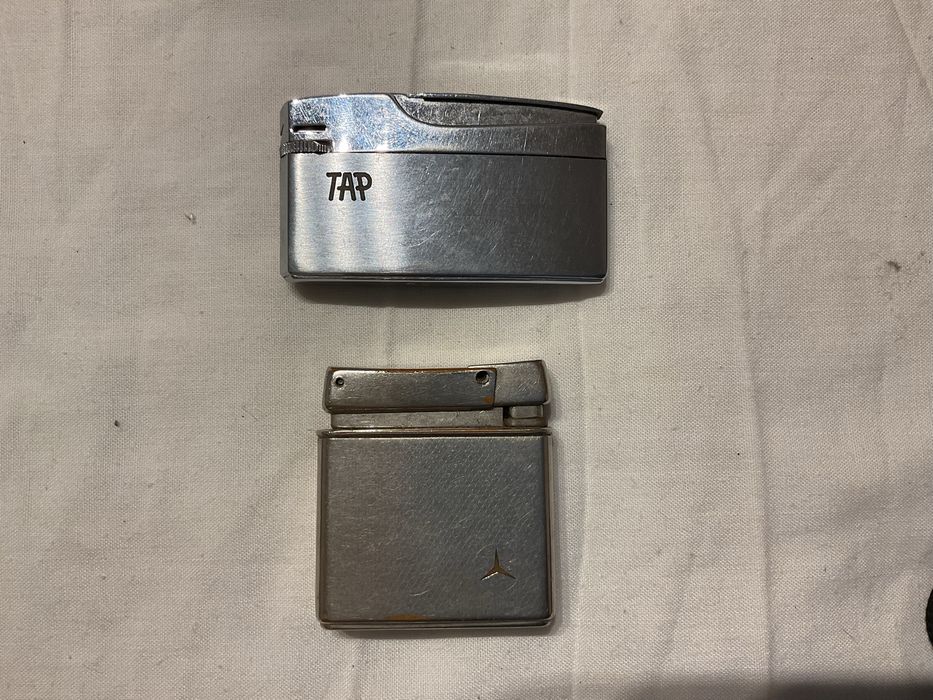 Dois isqueiros a gasolina antigos com marcas da mercedes e TAP
