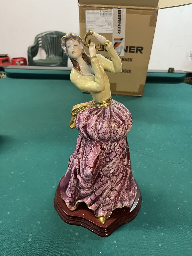 Peça de mulher em louça