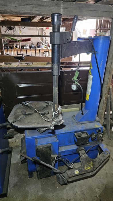 Wyważarka oraz montażownica do opon z akcesoriami