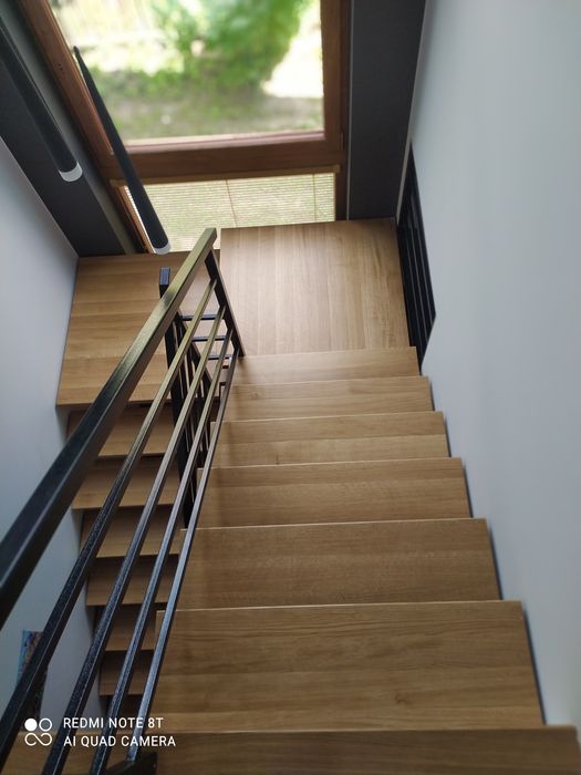 Schody drewniane na metalowej konstrukcji nowoczesne loft