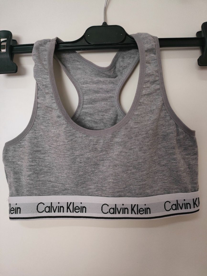 świetny młodzieżowy  top Calvin Klein stan idealny