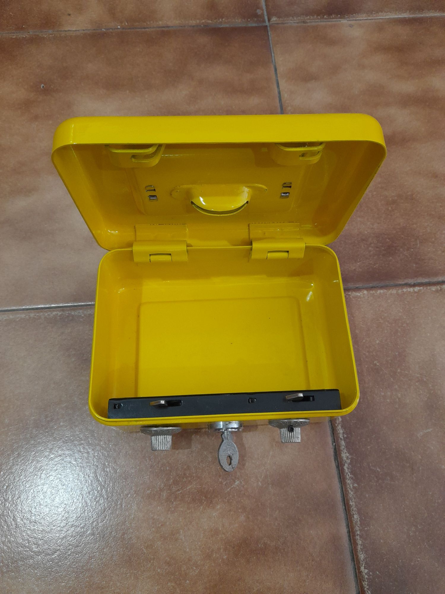 Cofre com segredo e fechadura  - portátil com chave amarelo como novo