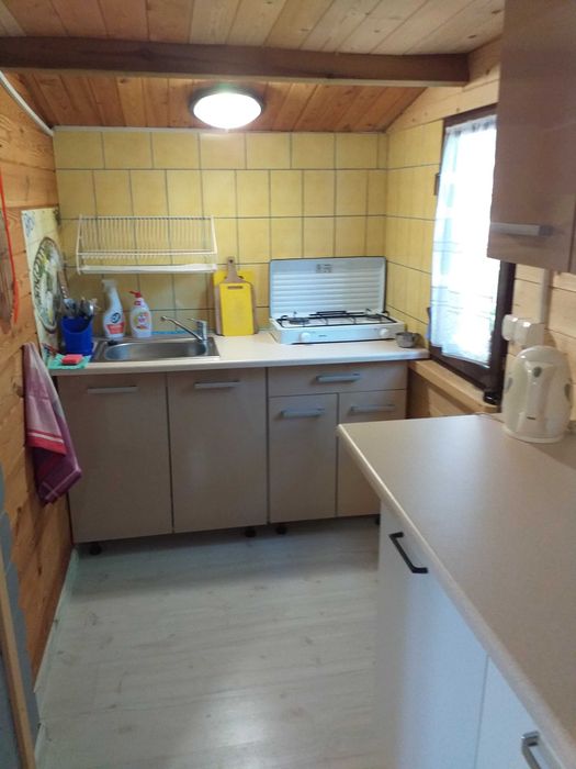 drewniany domek letniskowy nad jeziorem Wdzydze