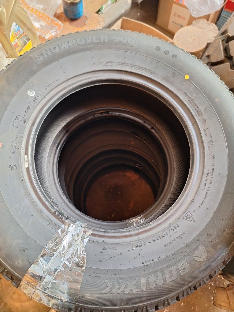 Зимова гума Sonix 235/70 R16