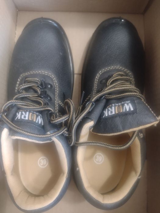 Рабочие ботинки с железным носком