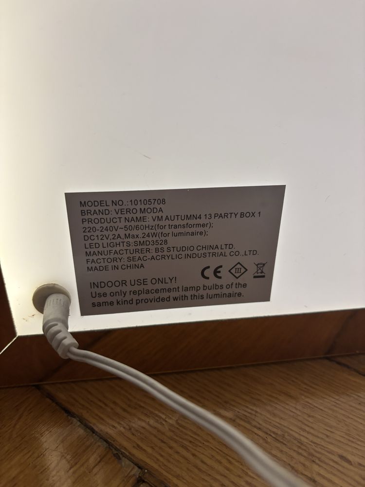 Szafa gablota wystawowa plastikowa z oswietleniem led ciuchy box szafk