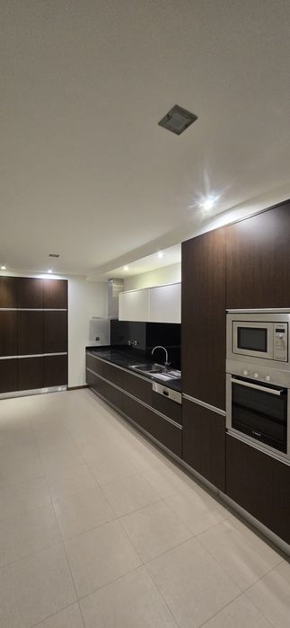 Apartamento T3 com varandas e garagem na Meadela