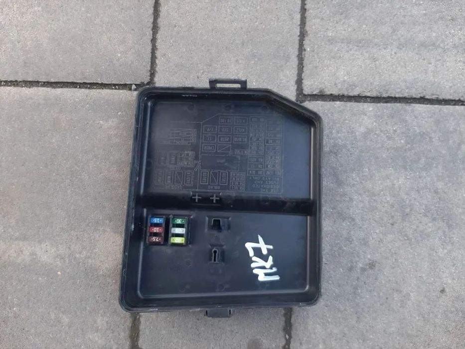 POKRYWA SKRZYNKI BEZPIECZNIKÓW SUZUKI SWIFT MK7 1.2 B 2010-2017