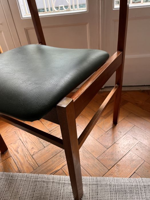 Cadeiras vintage de madeira maciça e estofo original em pele verde