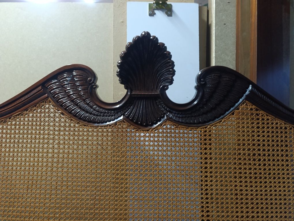 Cama entalhada de palhinha