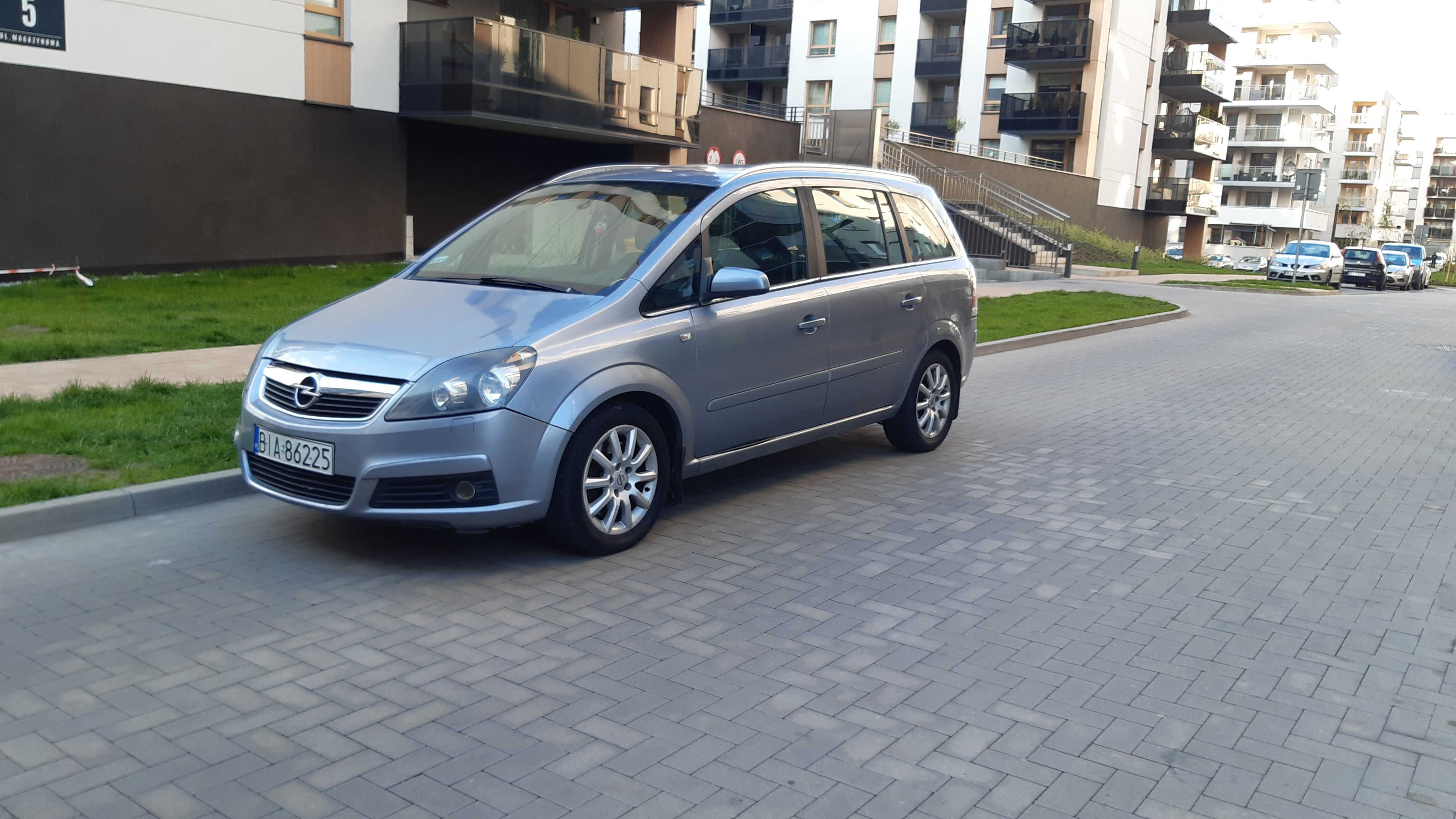 Opel Zafira Zadbany Ładny 7 osób Hak