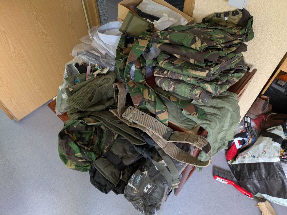 Lote Fardas e Material Militar