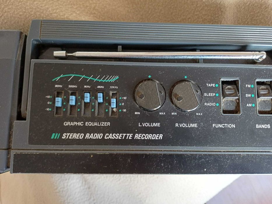 Radio pequeno com leitor de cassetes