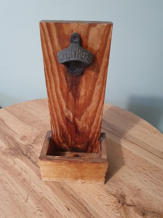 Drewniany otwieracz do piwa/butelek  z pojemnikiem RETRO  vintage