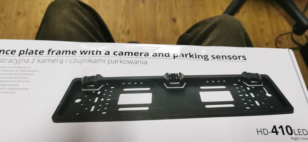 Ramka na tablice rejestracyjną z kamerką i czujnikiem parkowania